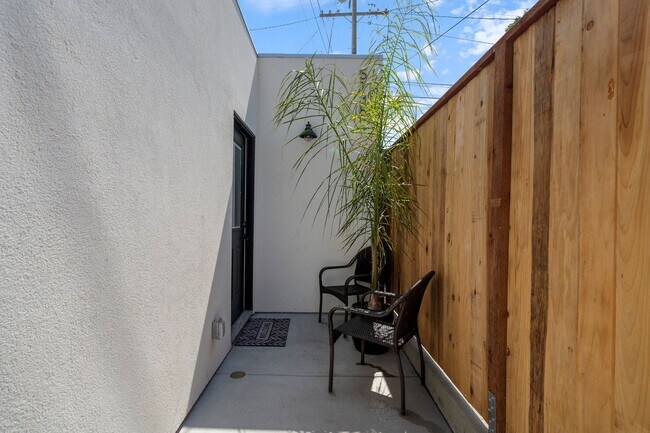Building Photo - Quiet Guest house with private patio in Wi...