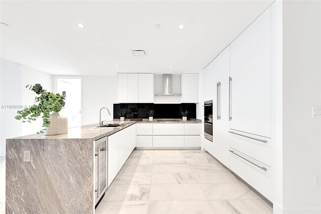 Building Photo - 700 NE 26th Terrace