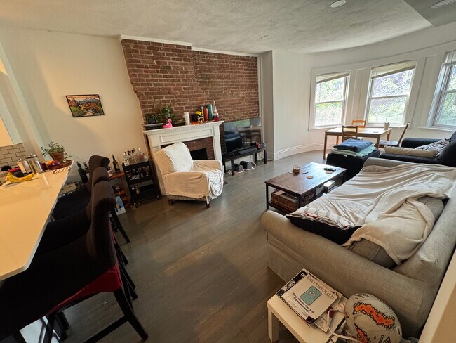 Foto del edificio - 1402 Beacon St