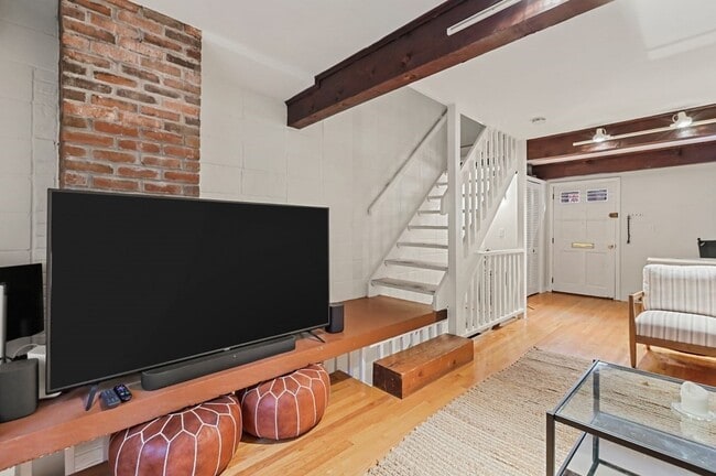 Building Photo - 52 Cedar Lane Way