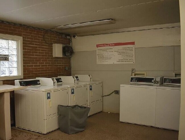 Building Photo - 1 Bed One Bath in DOWNTOWN Forest Park!!!