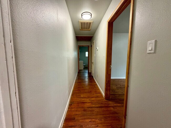 Foto del edificio - 1016 W 21st St
