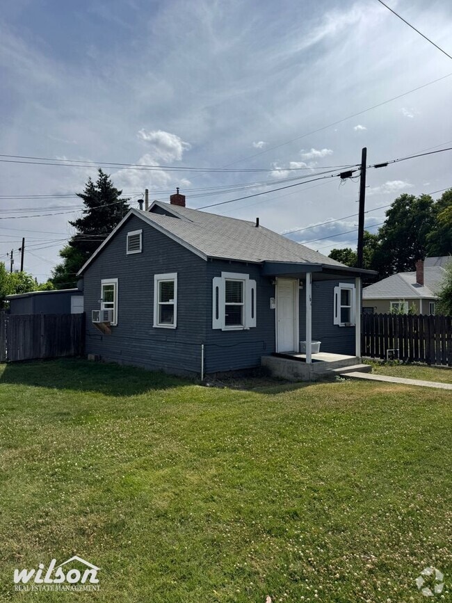 Building Photo - 806 W Spruce St