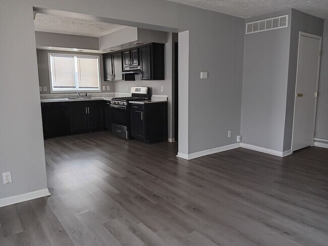 Foto del edificio - For Rent - Four-Bedroom Two-Bathroom Home Available NOW!