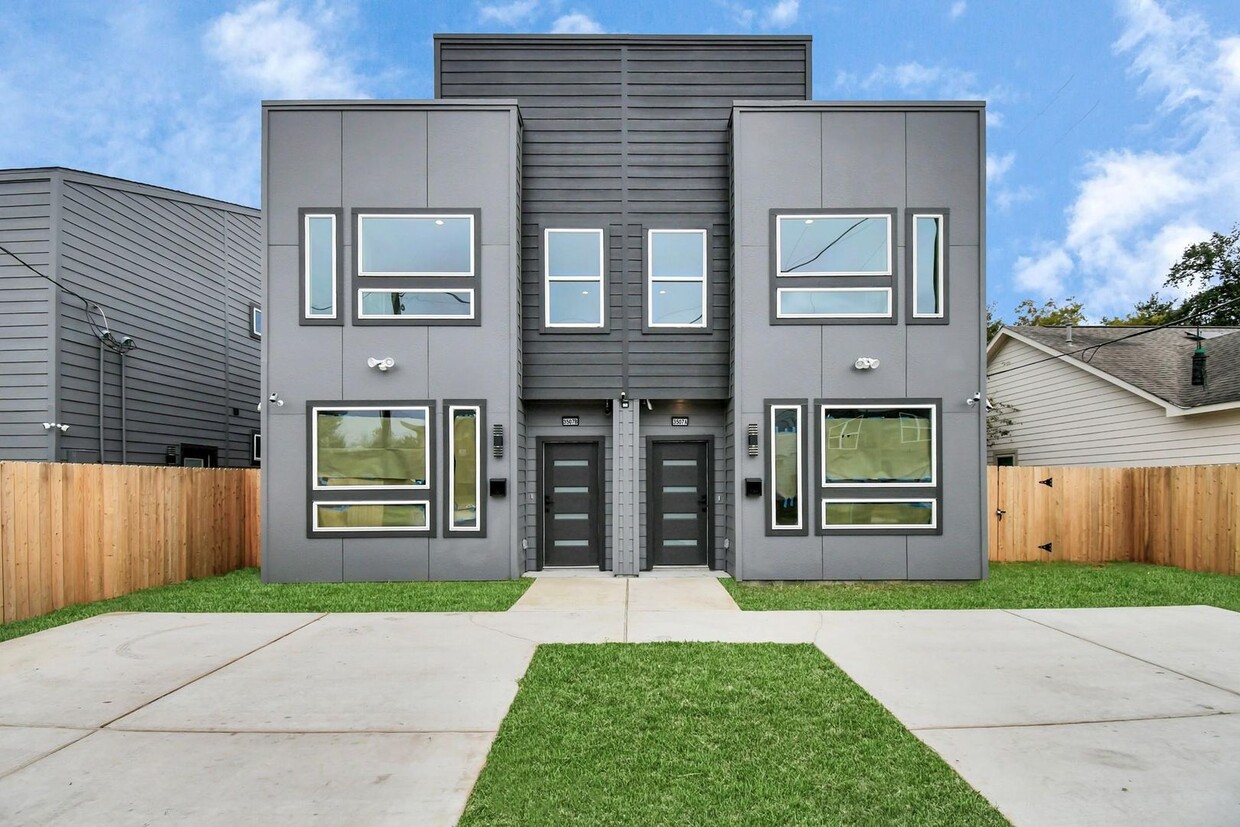 Primary Photo - Modern Townhome Living Near the Medical Ce...