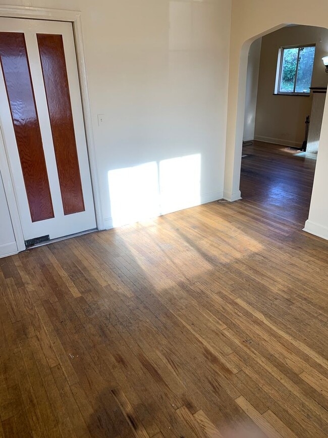 Foto del edificio - Charming 2 bedroom house with hardwood floors