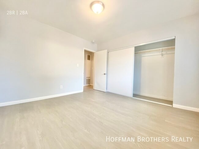 Building Photo - 825 Westbourne Dr