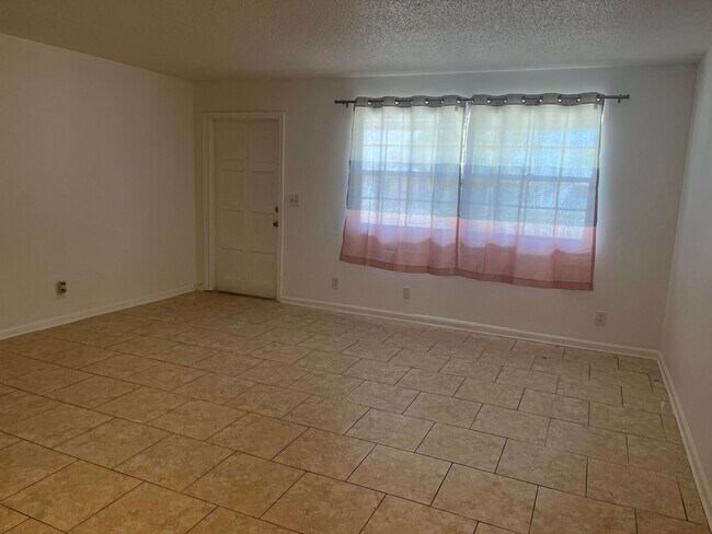 Foto del edificio - 353 Silver Beach Rd