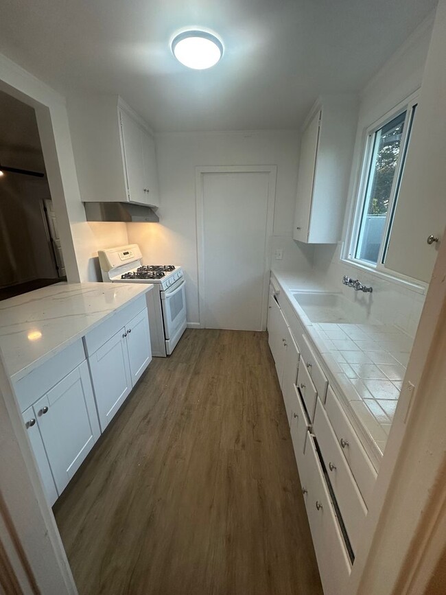 Building Photo - Affordable Duplex Unit. Move-in Ready