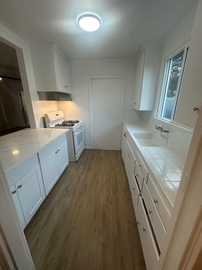 Foto del edificio - Remodeled Duplex with Quartz Kitchen Counter Tops