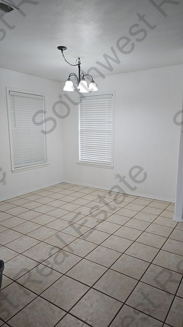 Foto del edificio - 3 bed 2 bath home- Pets Okay!