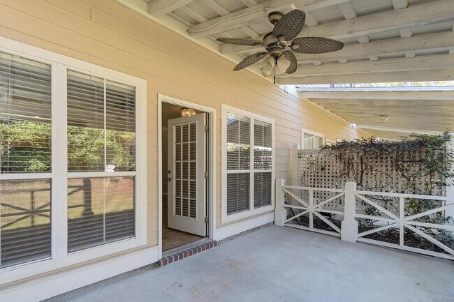 Foto del edificio - Adorable 3B/2.5B Unfurnished Townhome located in Twin Lakes Neighborhood!