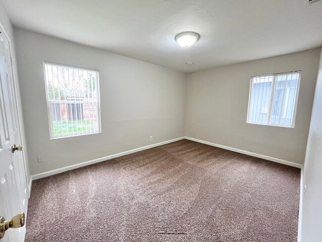 Foto del edificio - 1710-1712 Madrone Avenue