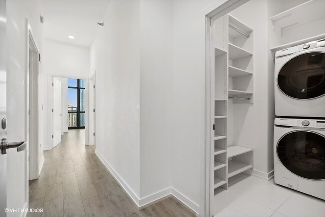 Building Photo - 235 W Van Buren St