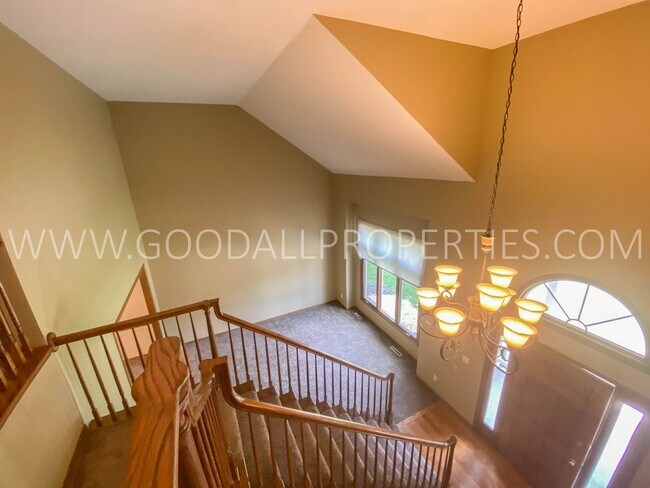 Foto del edificio - Executive Home - 4 Bedroom, 3.5 Bathroom in Country Club Neighborhood with Finished Basement