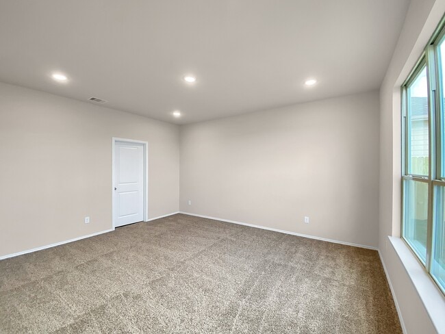 Building Photo - 13071 Clear View Dr