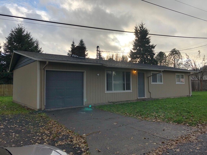 THREE BEDROOM WITH GARAGE IN KELSO House Rental in Kelso, WA