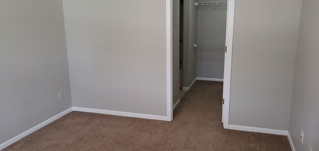 Building Photo - SE Columbia Townhome 3 bd, 2 ba, new shape...