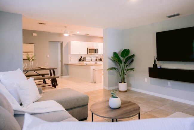 Photo - 2616 S Crystal Lake Dr Apartment