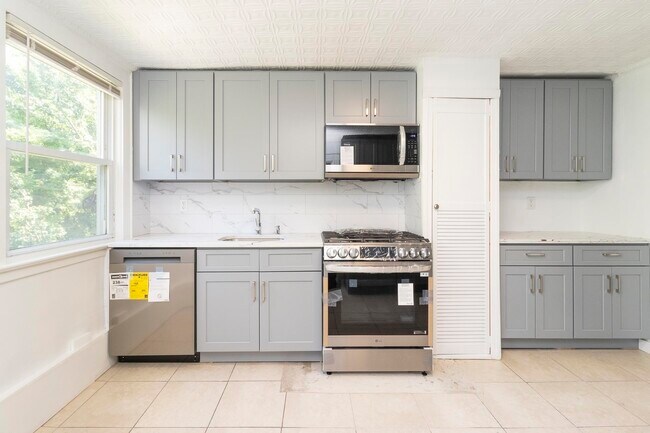 Building Photo - 216 5th St