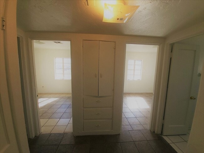 Building Photo - NICE AND AFFORDABLE 2 BEDROOM 1 BATH DUPLEX IN PHOENIX