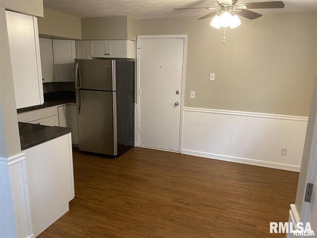 Building Photo - 519 W Valley Dr