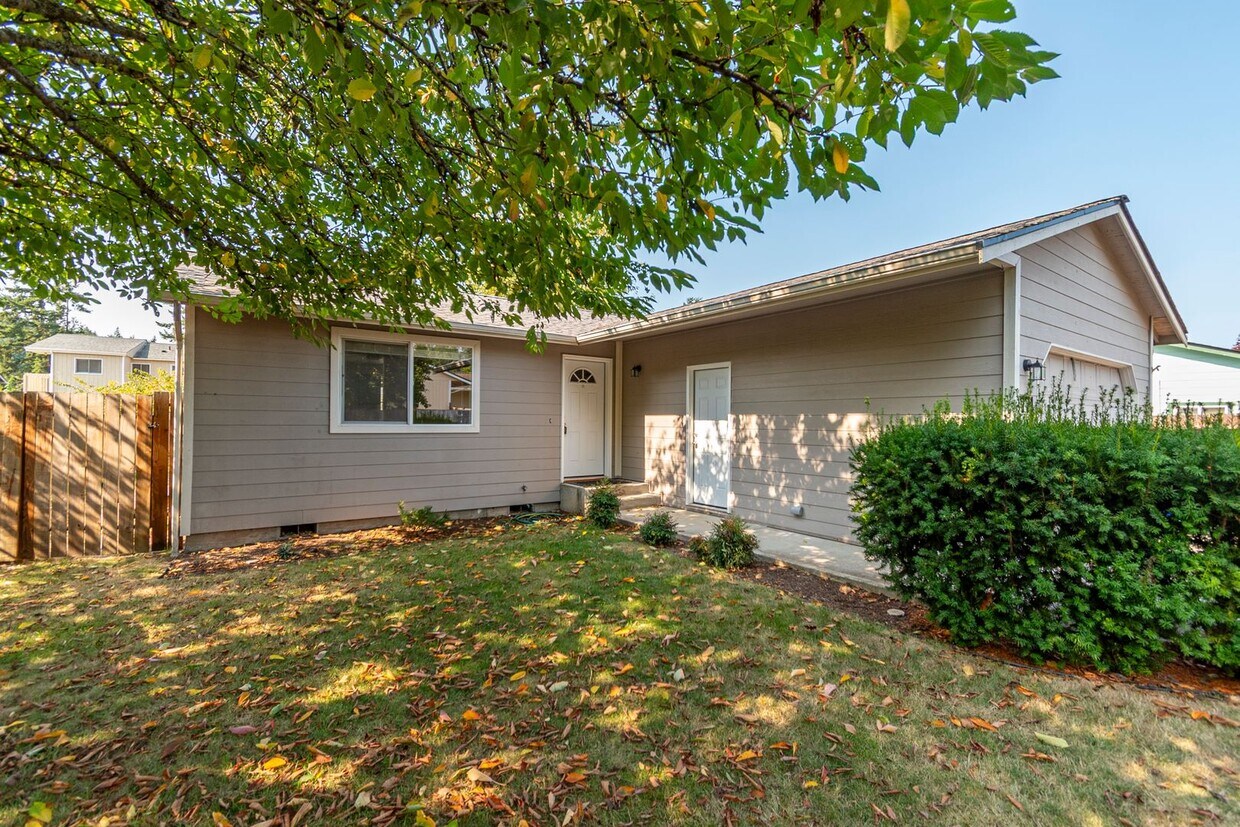 Foto principal - Charming 2-Bedroom Home with Spacious Back...