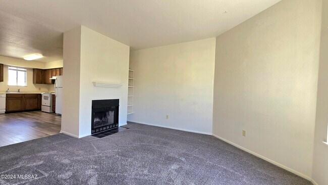 Foto del edificio - 3690 N Country Club Rd