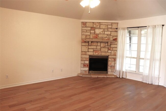 Building Photo - 211 Fox Crossing
