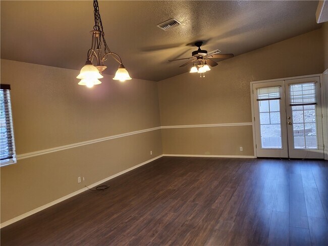Building Photo - 2538 Country Club Ln