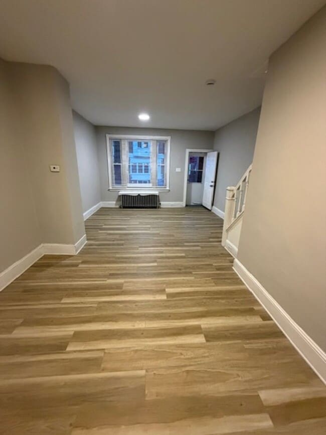 Building Photo - Spacious 3 Bedroom Grays Ferry