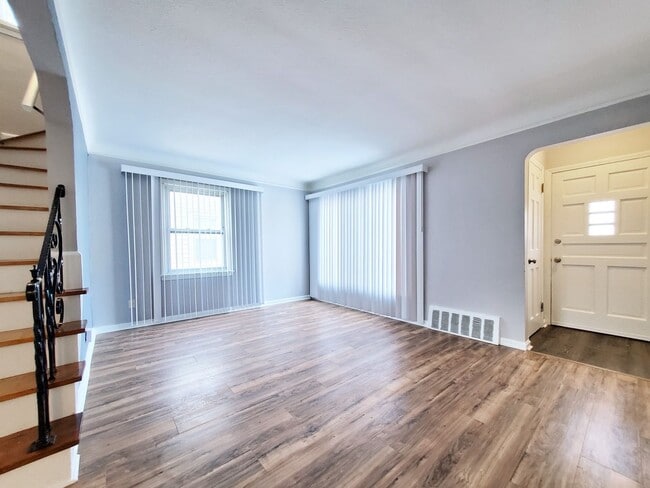 Building Photo - 3 Bed - 2 Full Bath Cape Cod for Rent!