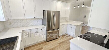 Building Photo - 945 N Fern Creek Ave