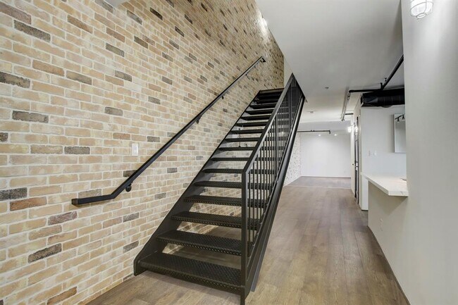 Building Photo - 6007 Memorial Dr