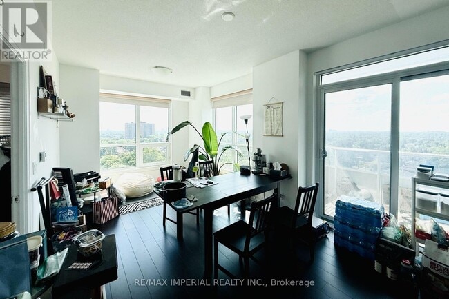 Photo du bâtiment - 3121-3121 Sheppard Ave E