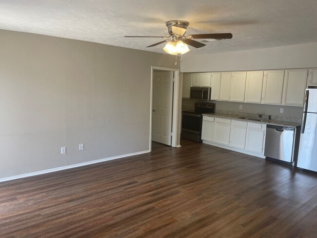 Building Photo - JULY PRE-LEASE  Spacious Updated 2 Bed 2 B...