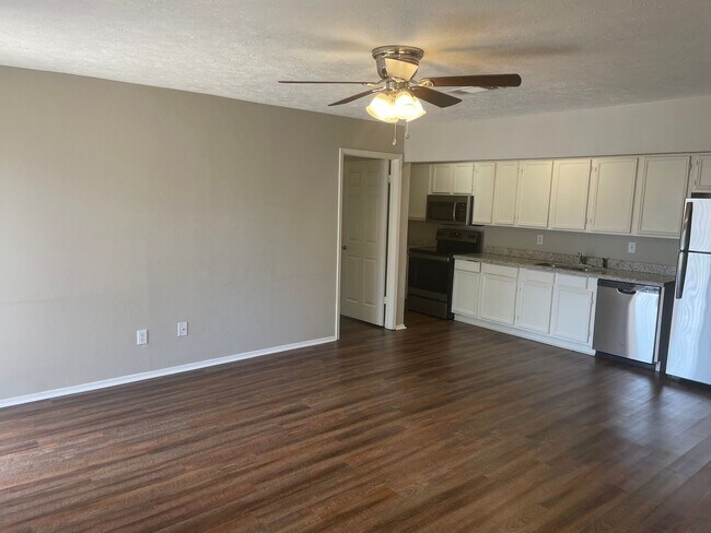 Foto del edificio - JULY PRE-LEASE  Spacious Updated 2 Bed 2 B...