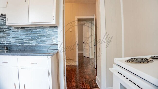 Foto del edificio - Charming 3-Bedroom Home with a Basement in...