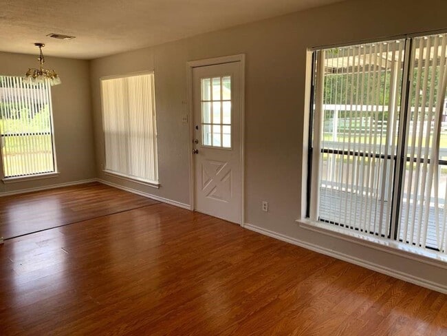 Foto del edificio - 62 Laurel Ct