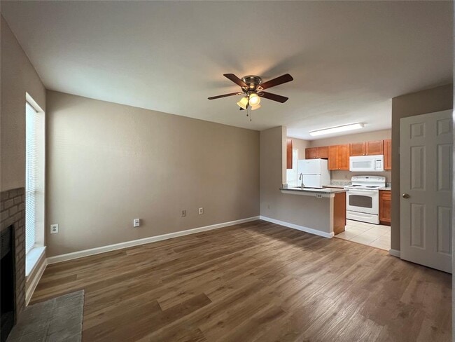 Building Photo - 3900 Woodchase Dr
