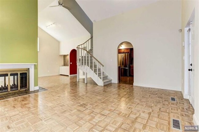 Building Photo - 5 Sandburg Ct