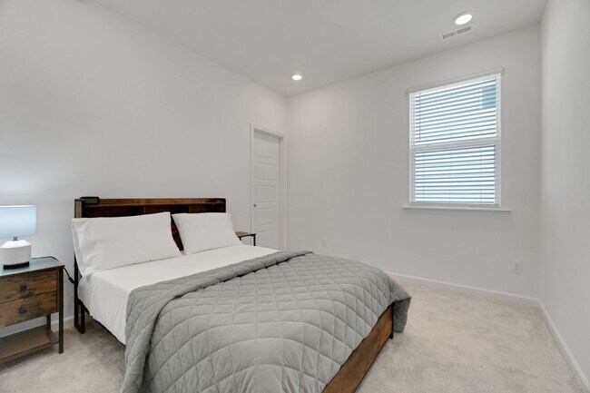 Foto del edificio - 12129 Rowan Hill Dr
