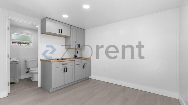 Building Photo - Unit C