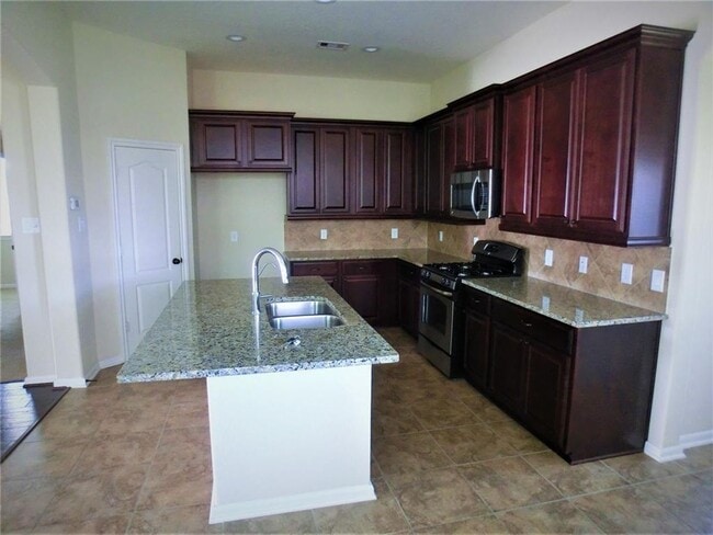 Building Photo - Discover comfort and convenience in this b...