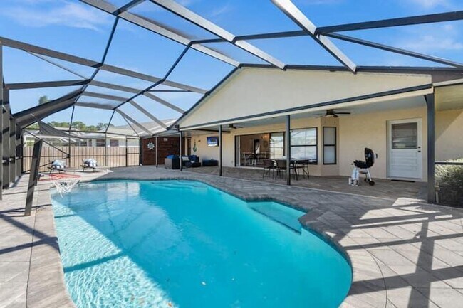 Foto del edificio - Port Saint Lucie Pool Home