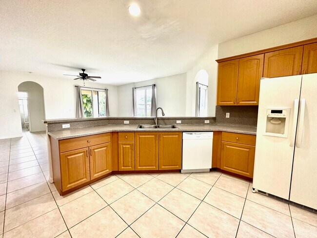 Building Photo - 1261 SW Santiago Ave