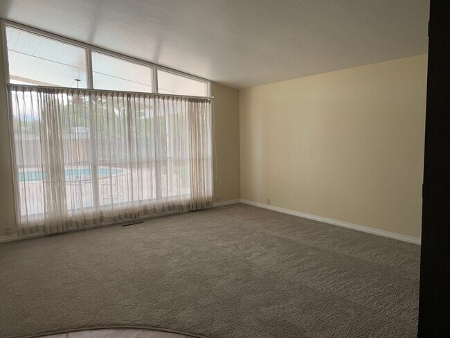 Building Photo - 4 Bedroom, 4 Bath & swimming pool!