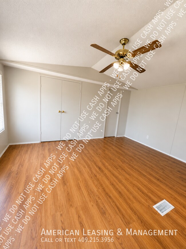 Foto del edificio - 2307 N John Redditt Dr
