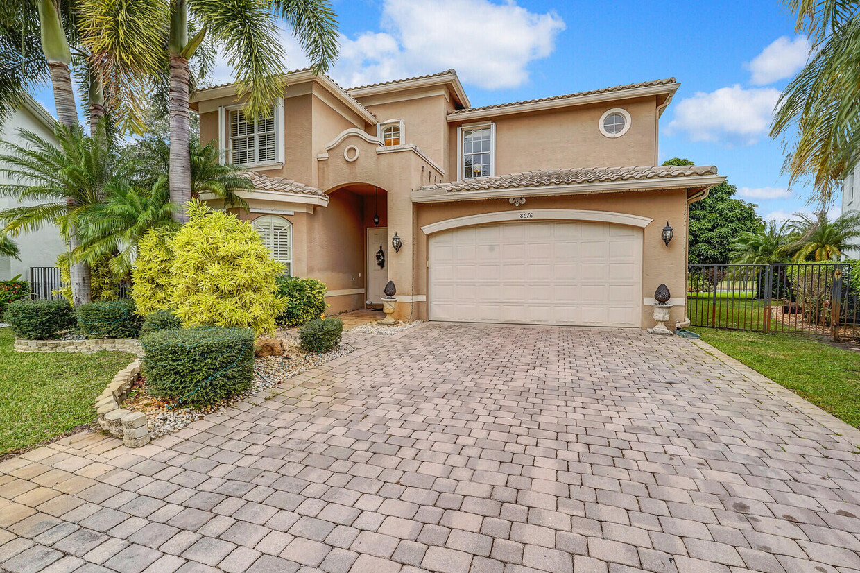 Foto principal - 8676 Breezy Hill Dr