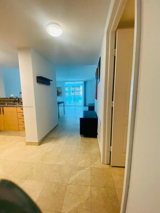 Building Photo - 2101 Brickell Ave
